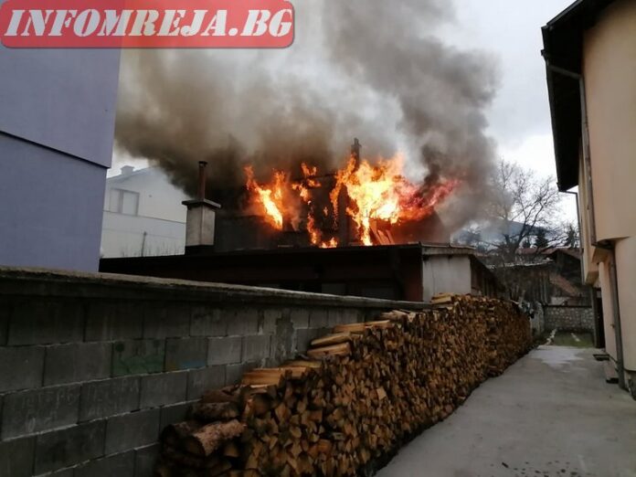 Голям пожар в Банско се размина без жертви (СНИМКИ)