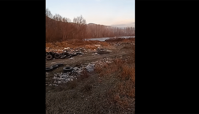Отпадъци вместо риба плуват в реката при Вълково