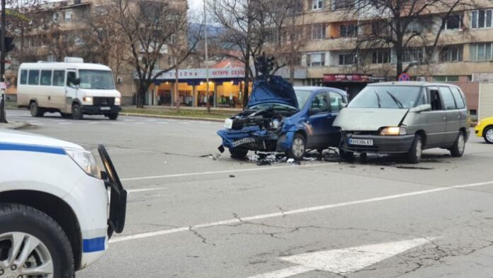 Катастрофа потроши два автомобила край „Рибката“ в Кюстендил