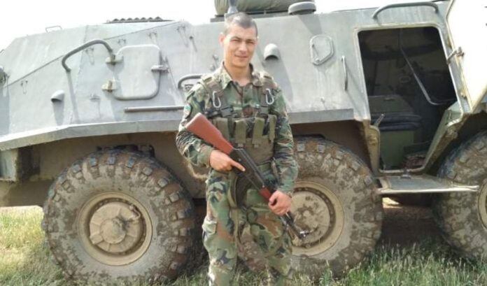 Военнослужещ дари наградата си на болно дете