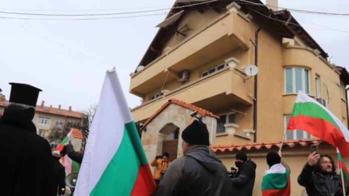 Протестно автошествие до къщата на Борисов в Банкя