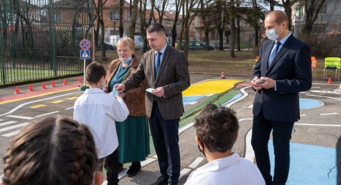 Откриха детски мобилен център по безопасност на движението в VI ОУ в Кюстендил