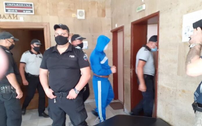 След убийството на Валери Дъбов, Алекс влиза за 19 години в затвора