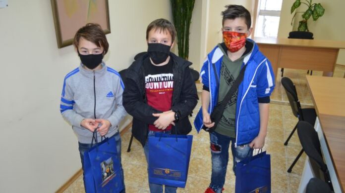Кметът на Радомир награди 3-ма ученици за смела и доблестна постъпка