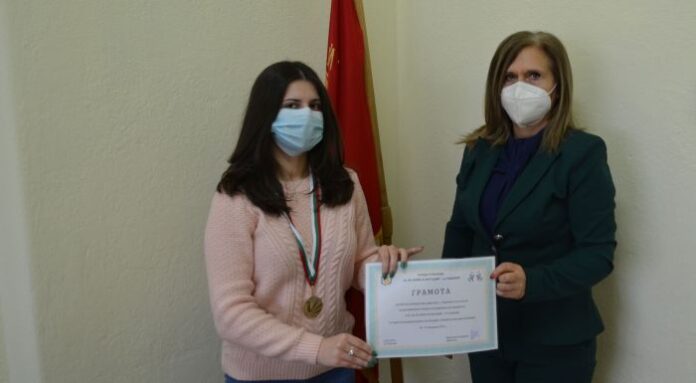 Ученичка от Радомир е сред най-добрите млади физици у нас