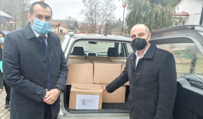 Посолството ни в Скопие дари хранителни продукти за 30 социално слаби семейства