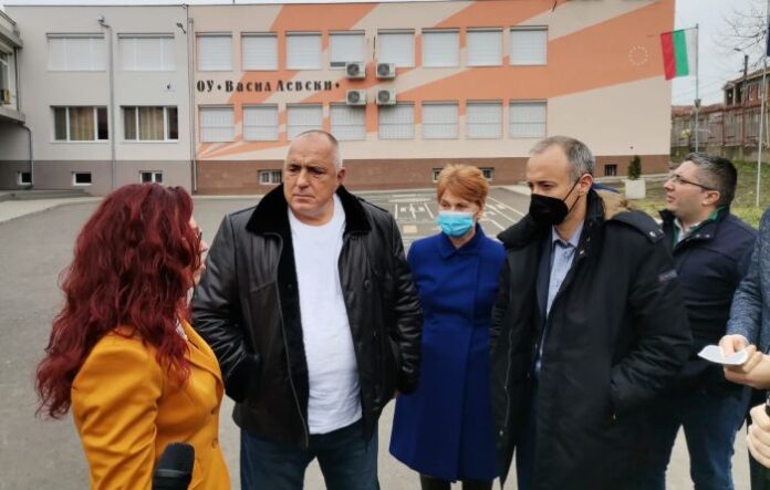 Премиерът: Ваксинирането е спасението от пандемията