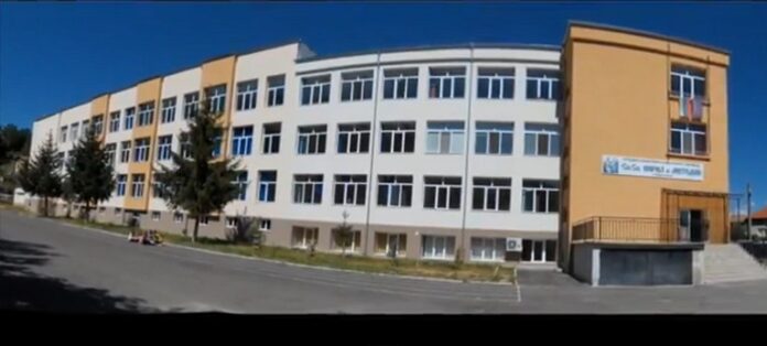 Випускниците от училището в Брезница организират благотворителен базар