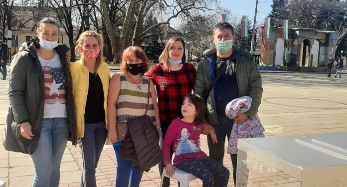 Събраха близо 6 хил. лв. на благотворителния базар за мартеници в помощ на Карина