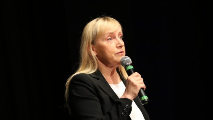 Елена Йончева: Страшно е, когато има все повече репортажи от джипката на премиера