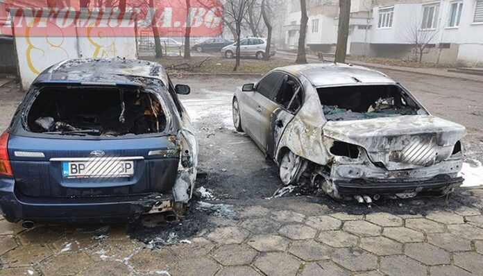 Две коли горяха посред нощ във Враца