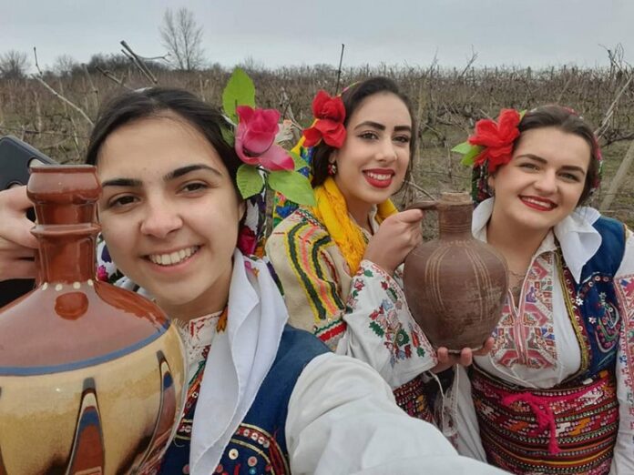 Балдево се слави със сладко грозде, а Господинци - с красиви моми