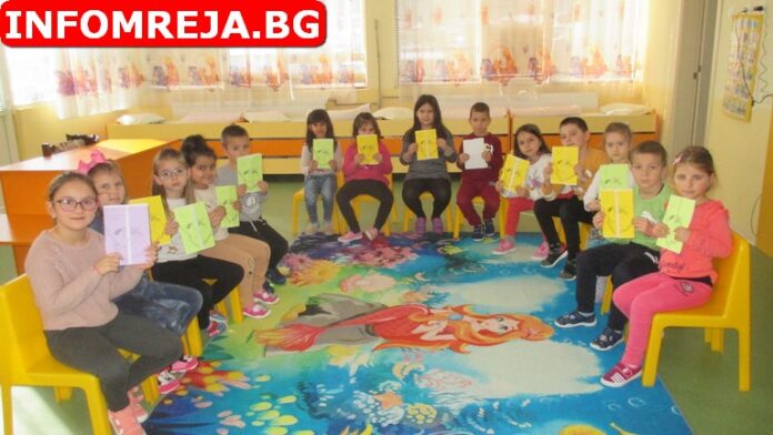 Възпитаниците на ДГ "Пролет" в село Мосомище направиха книжки за Васил Левски
