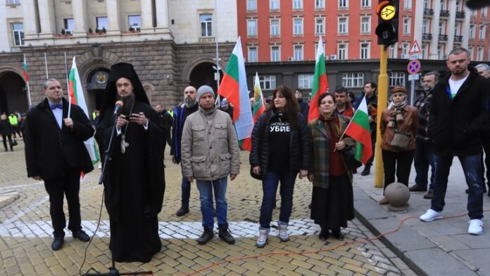 Организираха малоброен антиправителствен протест пред МС