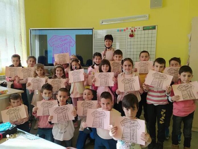 Първокласници в Гоце Делчев приеха с вълнение Деня на розовата фланелка