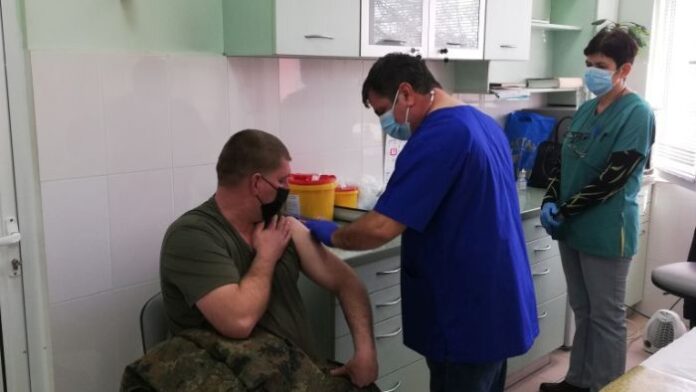 Започна имунизацията на военнослужещите срещу COVID-19