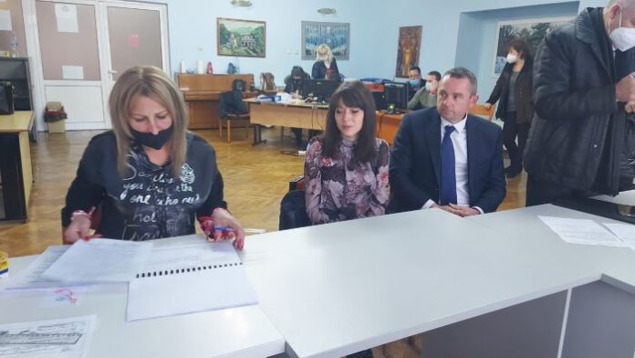 „Изправи се! Мутри вън!“ регистрираха листата си в ОИК - Кюстендил
