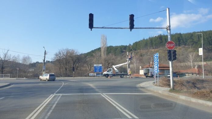Изцяло подменена е светофарната уредба при „Самоковско шосе“
