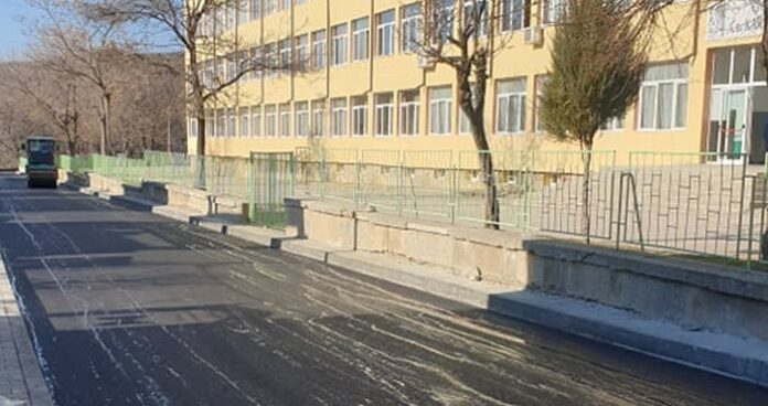 Положиха втори слой асфалт по улица „Елин Пелин“ в Дупница
