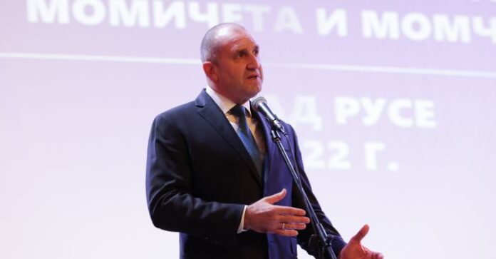 Радев: Сериозен проблем е, че все повече млади хора предпочитат да гледат, а не да практикуват спорт