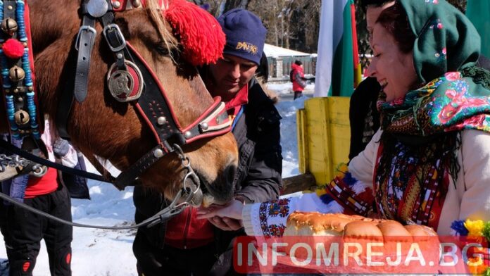 Тодоровден в Банско - неповторим и весел. Шествие с каруци обиколи града