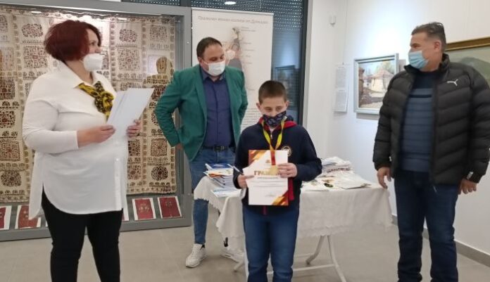 Областният управител Катя Димитрова отличи с грамоти най-добрите математици от Дупница