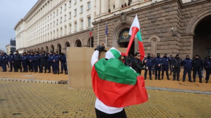 Протест "срещу политическата репресия" пред МС