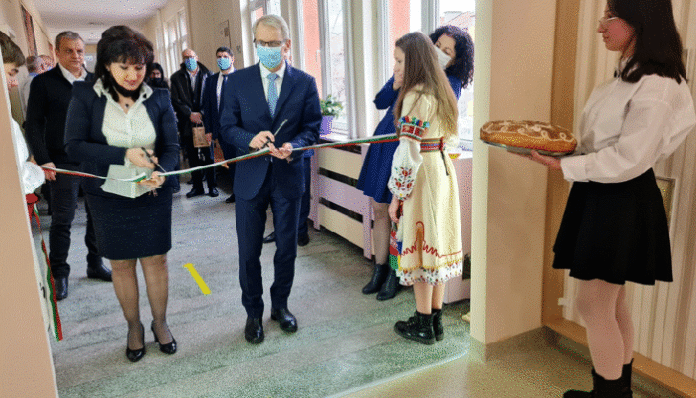 Образователният министър откри тематичен кът „Велика България“ в VII СУ