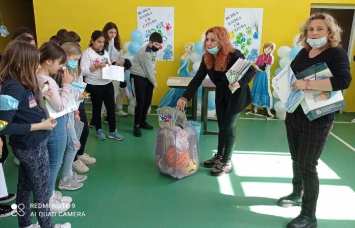 Служители на Басейнова дирекция зарадваха четвъртокласниците от Първо ОУ в Гоце Делчев