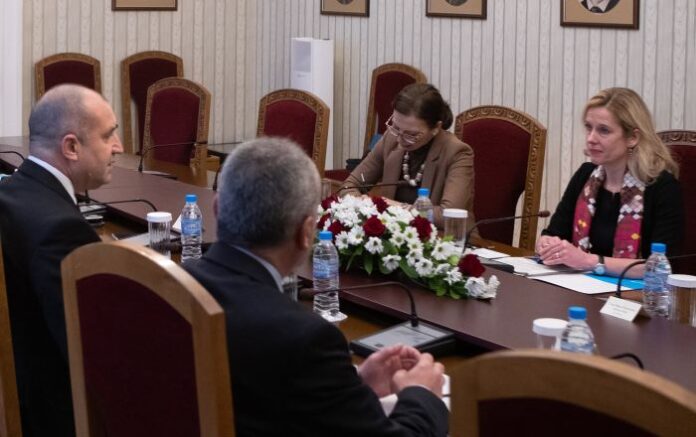 Радев: България ще окаже подкрепа на децата и семействата, търсещи спасение от войната в Украйна