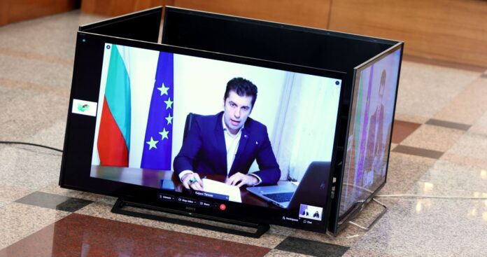 Зеленски разговяря с Петков за"престъпните действия на руския агресор и оказване на помощ"