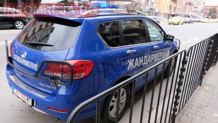 Простреляха мъж в двора на дома му