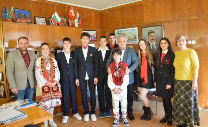 Ученици от Гоце Делчев споделиха благи вести с кмета на общината