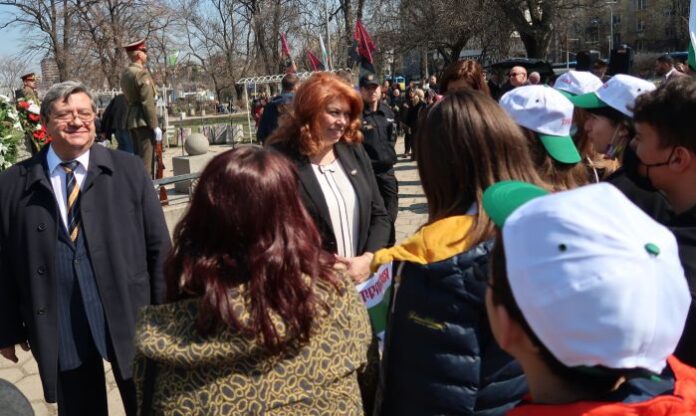 Йотова: Да помним уроците от трагедията на тракийските бежанци и никога да не я повтаряме