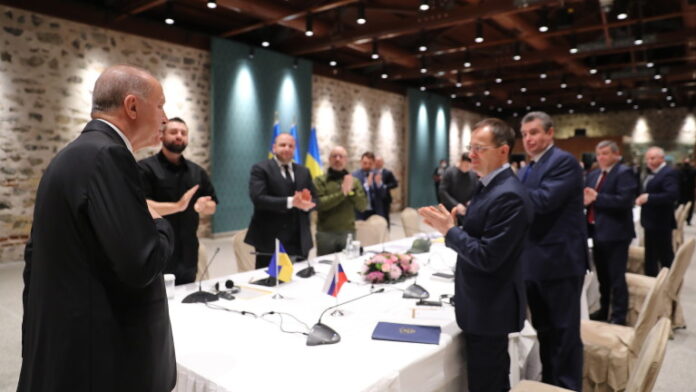Пробив в преговорите: Украйна предлага неутралитет, Русия намалява военните действия