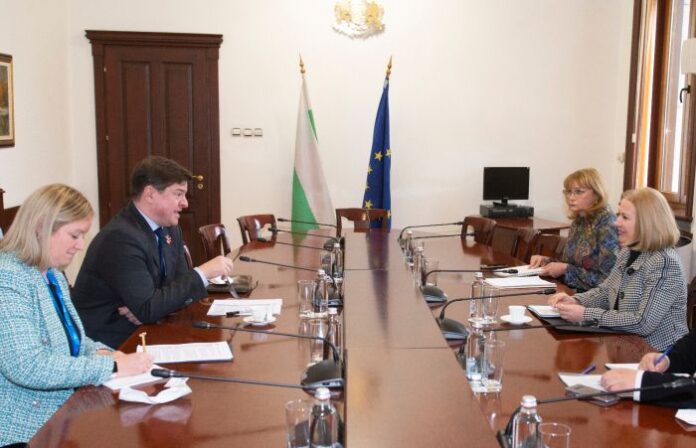 Министър Йорданова се срещна с извънредния и пълномощен посланик на Обединеното Кралство