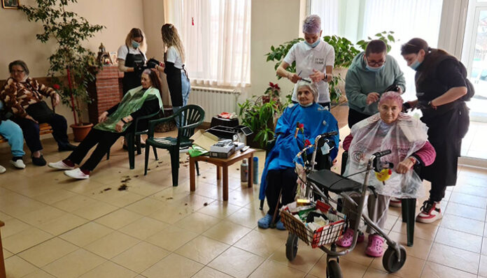 Нестандартен и уникален жест към дамите от Дома за стари хора в квартал "Струмско"