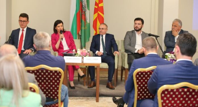 Премиерът Петков и министри от България и Северна Македония в откровен разговор с кметове от двете страни на границата