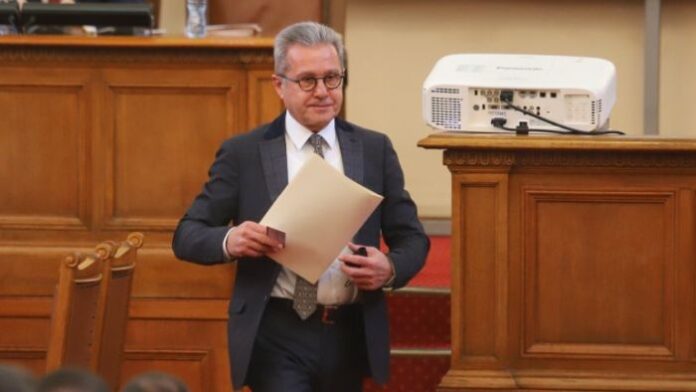 ДПС връчи на премиера папки със сигнали срещу Иво Прокопиев