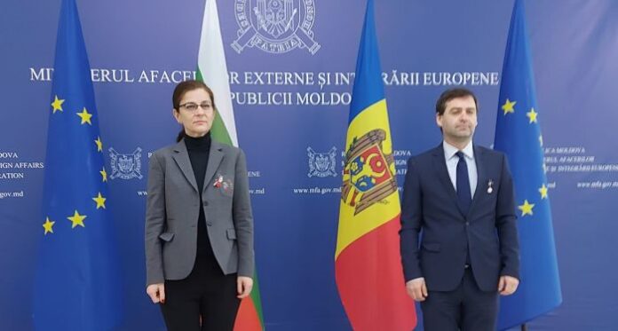 Министър Генчовска: България може да помогне на Молдова в бежанската криза