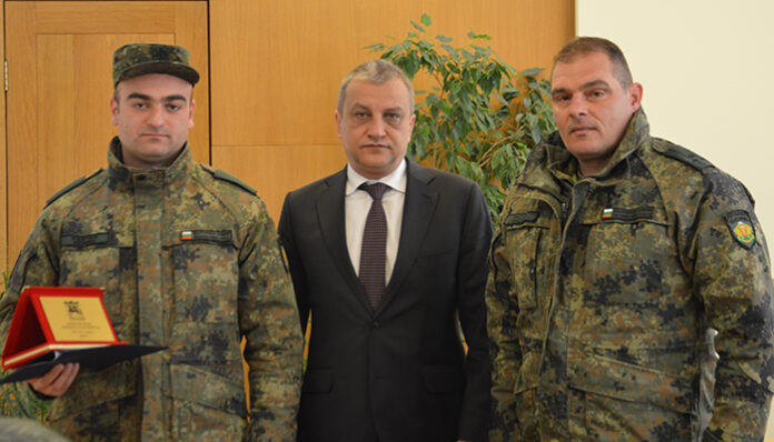 Стоянов връчи почетен знак на редник Марио Пейчев