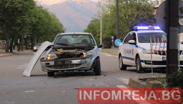 Две коли се удариха на светофарите при ЮЗУ