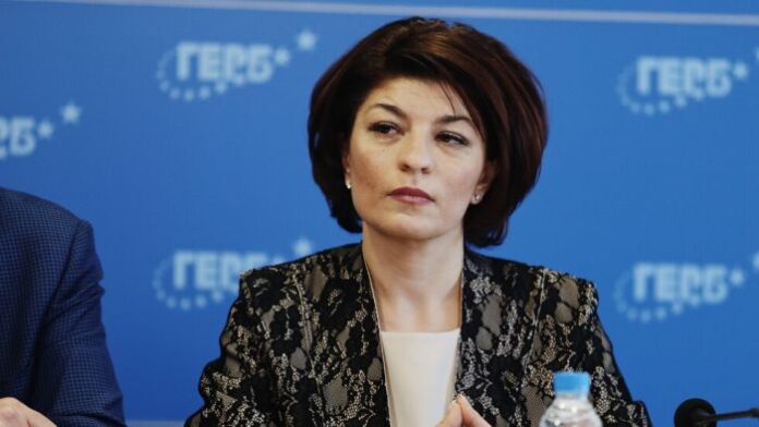 Атанасова: Живеем повече от 100 дни в държавата на абсурда