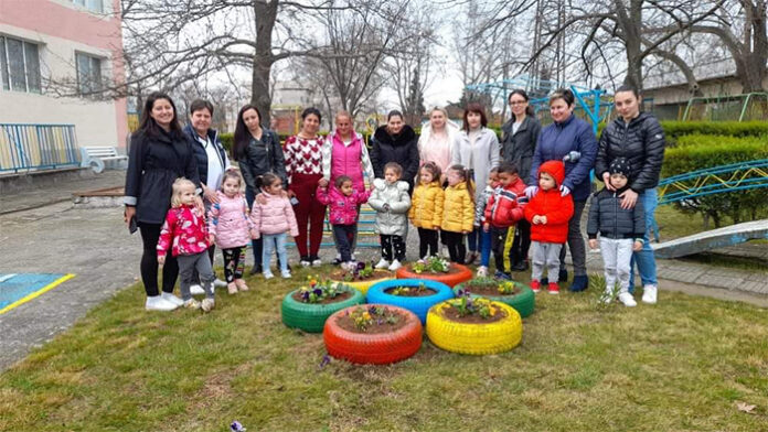 Малчугани от ДГ „Патиланци“ в Микрево, Струмяни и Илинденци засадиха пъстри пролетни цветя