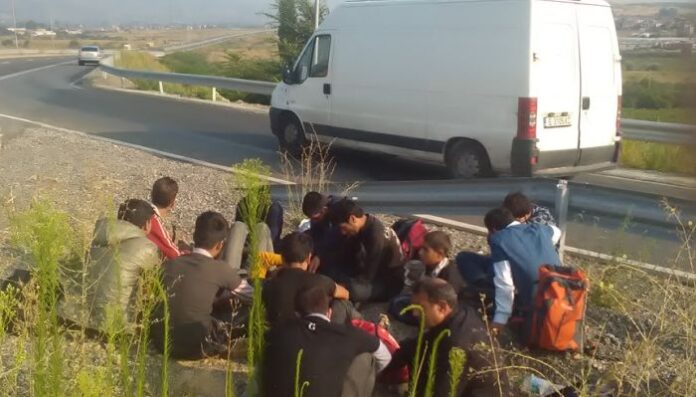 В Сърбия задържаха пълен бус с мигранти от България