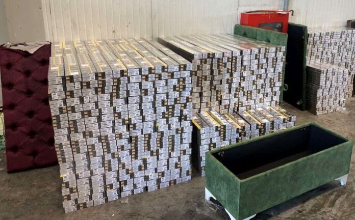 Близо 350 000 къса контрабандни цигари в мебели откриха на МП Капитан Андреево