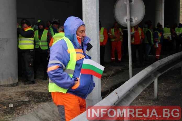 Служители от пътностроителните фирми в област Благоевград отново излязоха на протест