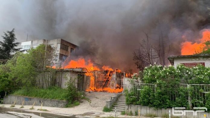 Пожар гори до Първа езикова гимназия във Варна