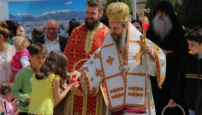 Владиката благослови всяко дете в Банско