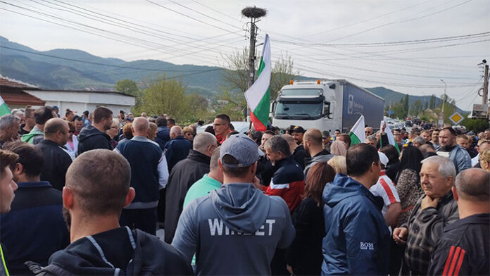Протестиращи блокираха пътя Симитли-Предел